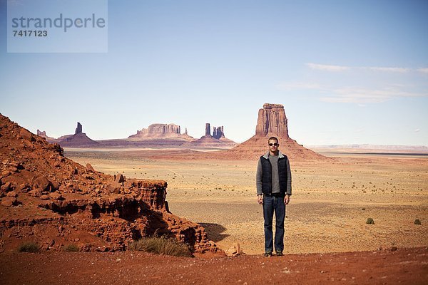 zwischen  inmitten  mitten  Felsbrocken  Mann  Pose  Fotografie  Tal  Anordnung  Monument  Grenze