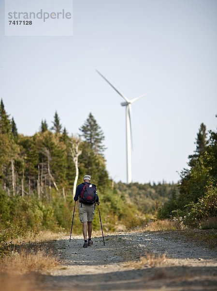 Windturbine Windrad Windräder Mann folgen Hintergrund wandern vorwärts