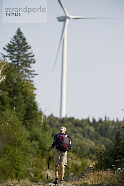 Windturbine Windrad Windräder Mann folgen Hintergrund wandern vorwärts