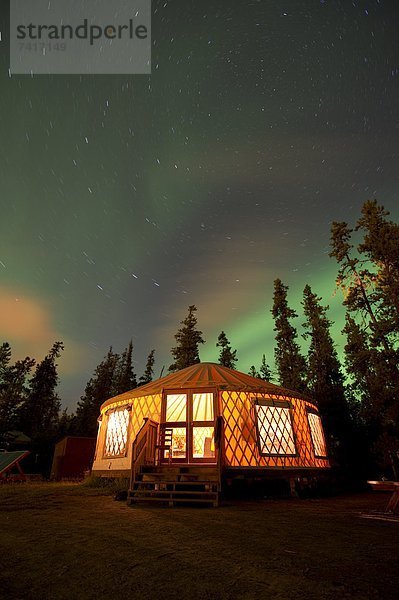 Außenaufnahme  beleuchtet  über  Geographie  Polarlicht  Aurora  Kanada  Yukon  Jurte