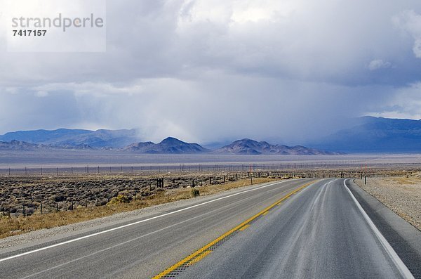 entfernt  nahe  Sturm  Wüste  Nevada  Bundesstraße  vorwärts