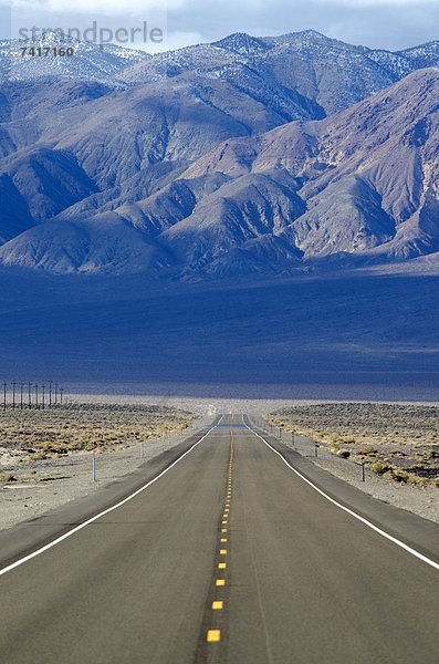 entfernt  nahe  Berg  strecken  Wüste  Nevada  Autobahn