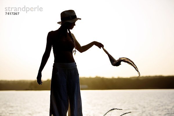 Wasserrand  Frau  halten  Wind  Schal  See  jung  Alabama
