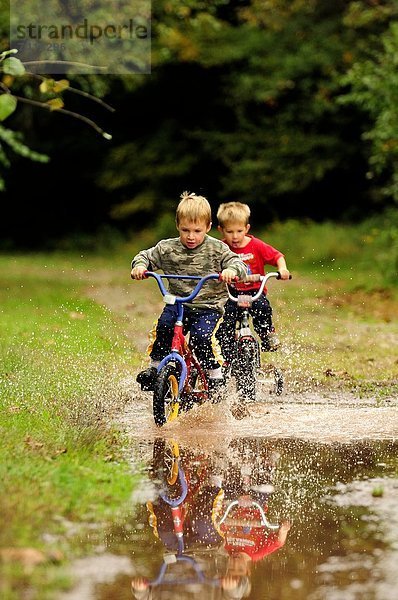 Junge - Person  fahren  Fahrrad  Rad