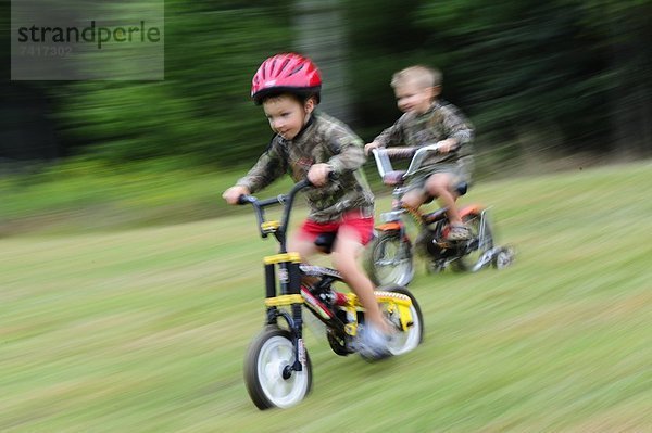 Junge - Person  fahren  2  Fahrrad  Rad