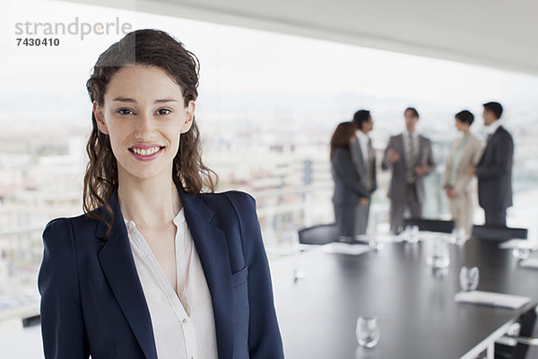 Porträt einer lächelnden Geschäftsfrau im Konferenzraum