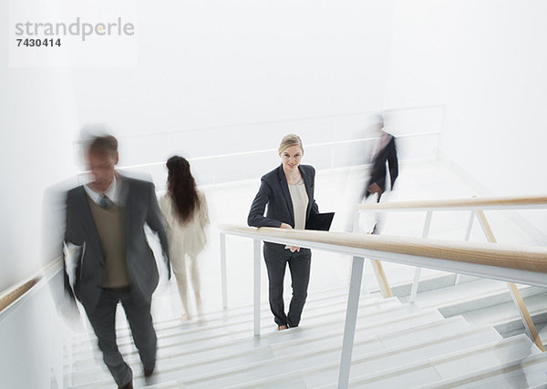 Geschäftsleute stürmen die Treppe entlang