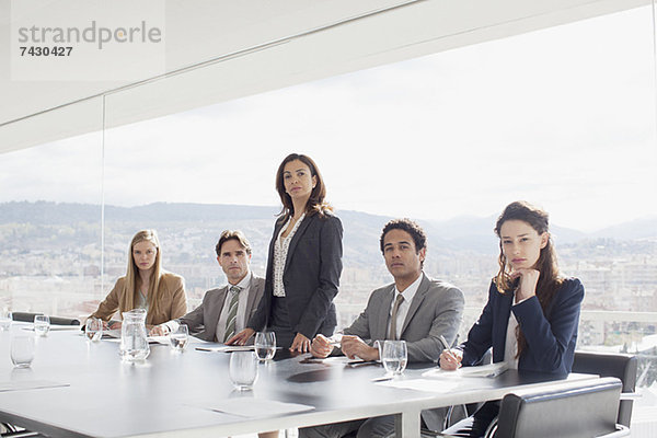 Porträt seriöser Geschäftsleute am Tisch im Konferenzraum