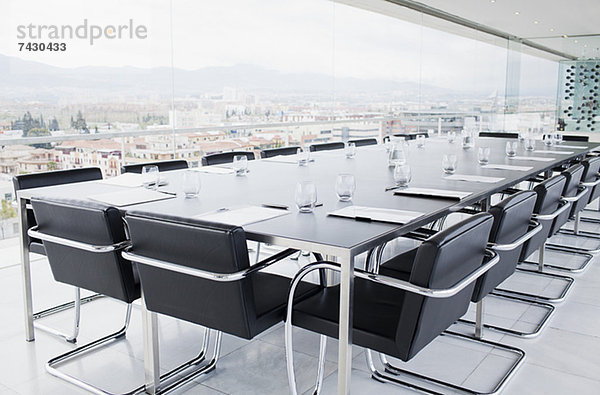 Leerer Konferenzraum mit Blick auf die Stadt