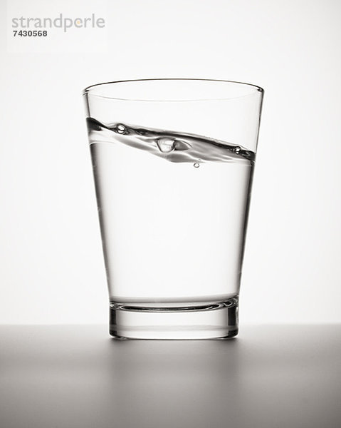 Wasser schwappt in Glas