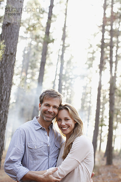 Porträt eines lächelnden Paares im Wald