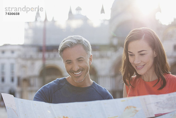Lächelndes Paar auf der Karte in Venedig
