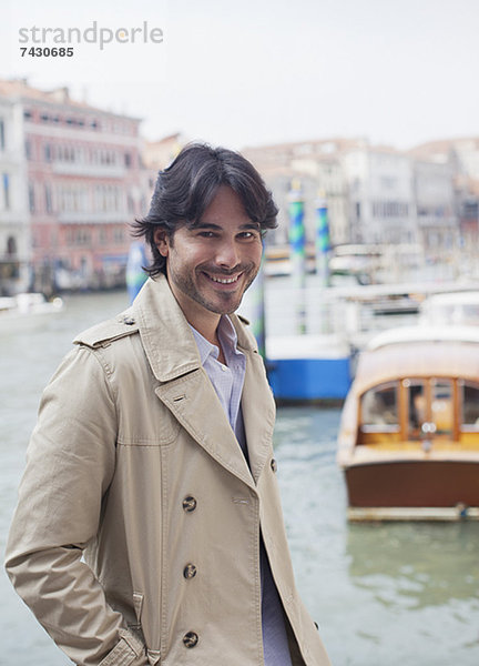 Porträt eines lächelnden Mannes am Wasser in Venedig