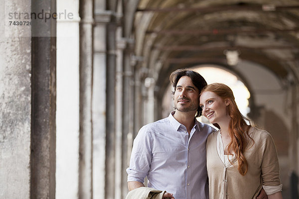 Lächelndes Paar im Flur in Venedig