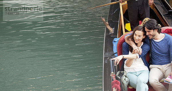 Lächelndes Paar in der Gondelbahn auf dem Kanal in Venedig