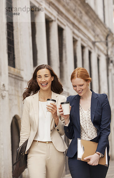Lächelnde Frauen beim Kaffeetrinken