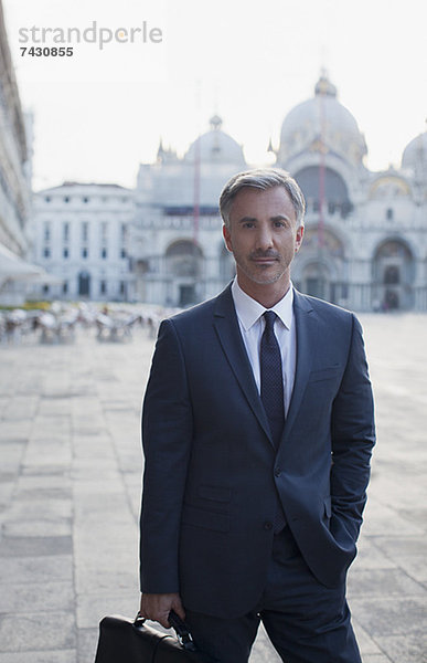 Porträt eines selbstbewussten Geschäftsmannes auf dem Markusplatz in Venedig