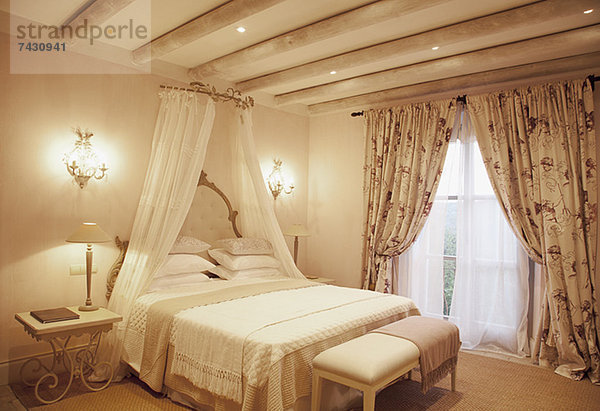 Wandleuchten und Vordach über dem Bett im Luxus-Schlafzimmer