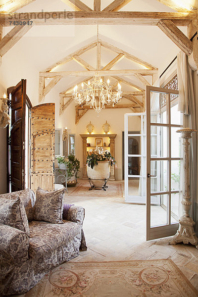 Luxuriöses Wohnzimmer und Foyer
