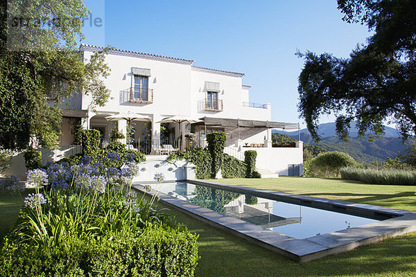 Luxuriöser Pool und Villa