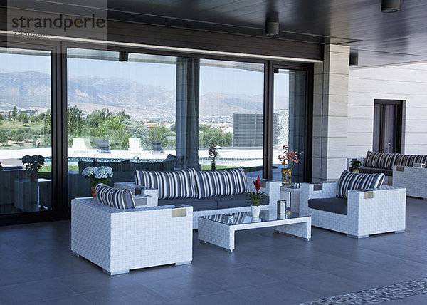 Sofa und Stühle auf luxuriöser Terrasse