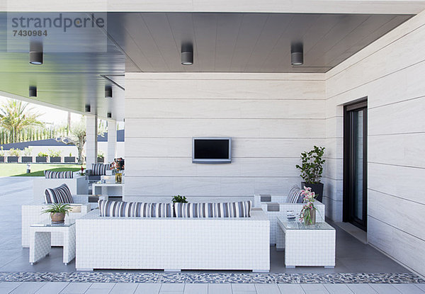Sofa und Fernseher auf luxuriöser Terrasse