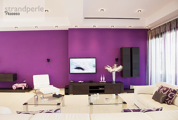 Violette Wand im luxuriösen Wohnzimmer
