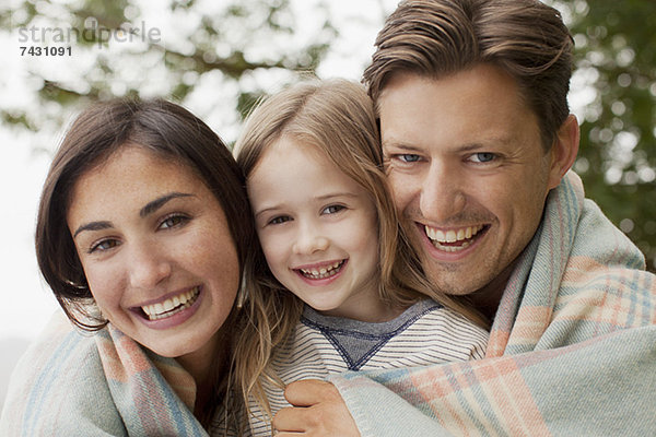 Nahaufnahme Porträt der lächelnden Familie in Decke gehüllt
