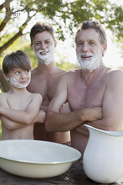 Porträt von Mehrgenerationen-Männern mit gekreuzten Armen und Rasiercreme im Gesicht