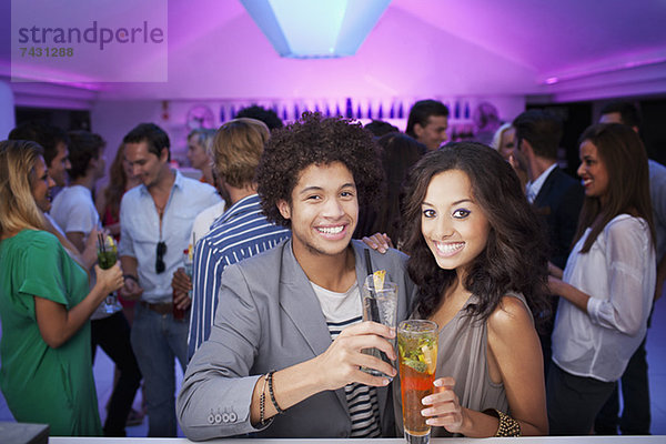 Porträt des lächelnden Paares in der Bar des Nachtclubs