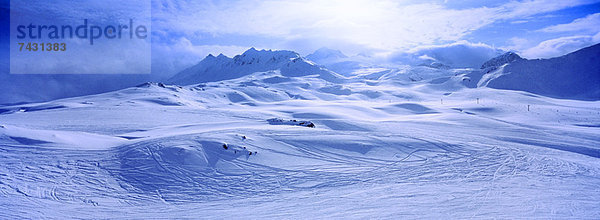 Blick auf die schneebedeckte Bergkette