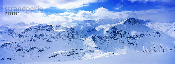 Blick auf die schneebedeckte Bergkette