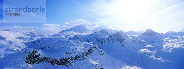 Blick auf die schneebedeckte Bergkette