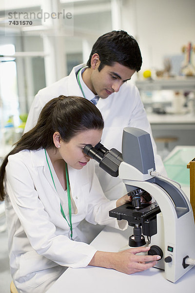 Wissenschaftler mit dem Mikroskop im Labor