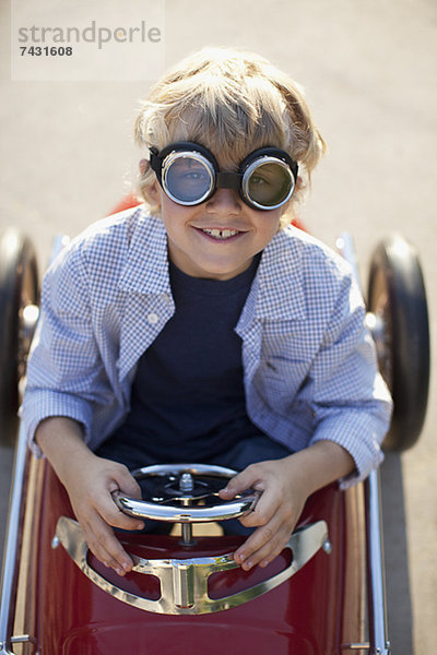 Junge mit Brille im Go-Kart