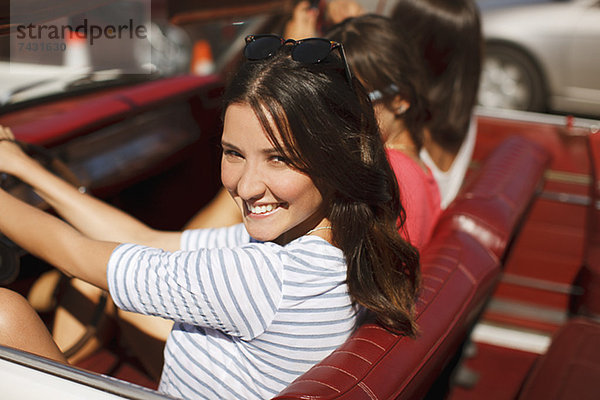 Lächelnde Frauen beim Cabriofahren