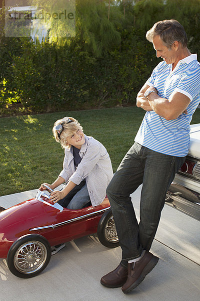 Vater und Sohn spielen mit Go-Cart