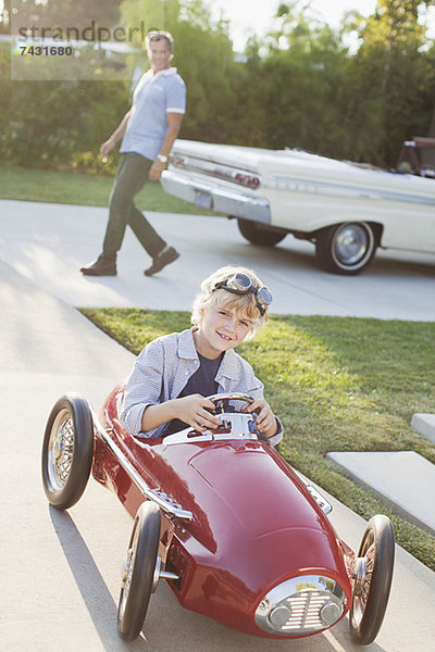 Lächelnder Junge spielt im Go-Cart