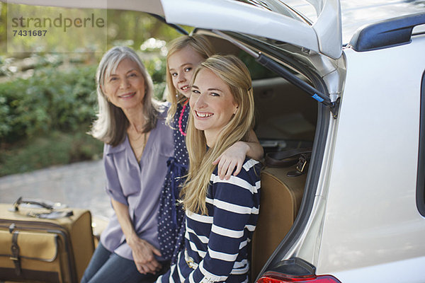 Drei Generationen von Frauen im Auto sitzend