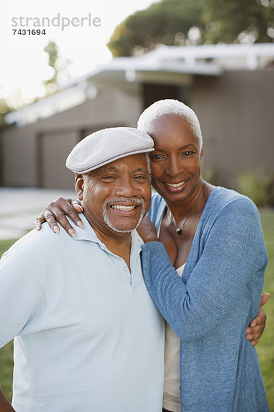 Älteres Paar lächelt gemeinsam im Freien