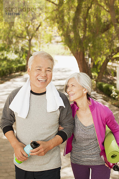 Ältere Paare  die gemeinsam im Freien spazieren gehen
