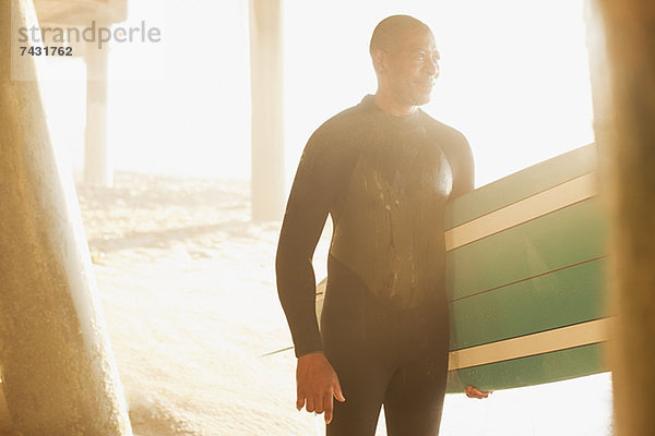 Älteres Surfer-Tragebrett unter dem Pier