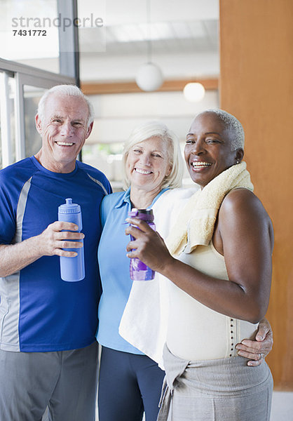 Ältere Menschen trinken Wasser nach dem Training