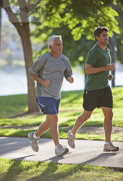 Männer joggen gemeinsam im Park