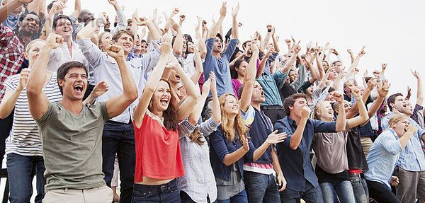 Jubelnde Fans in der Menge