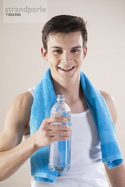 junger Mann mit Wasserflasche