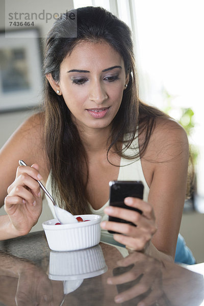 Handy  benutzen  Frau  Indianer  essen  essend  isst
