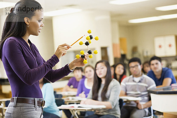 Chemie  Modell  erklären  Lehrer  Klassenzimmer