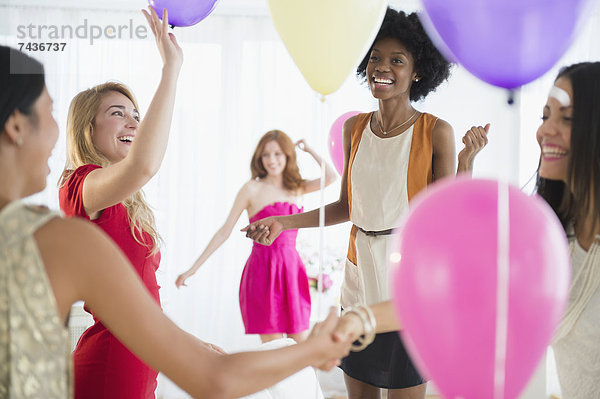 Frau  Party  Luftballon  Ballon  spielen