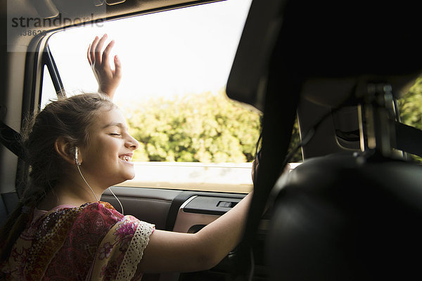 zuhören  Auto  Kopfhörer  mischen  Mädchen  Mixed